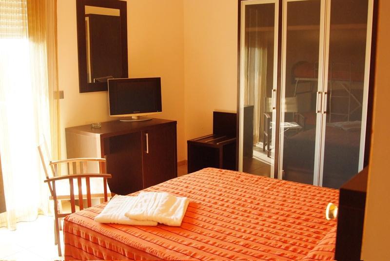 Hotel Club Ravezzo Лидо-Марини Номер фото